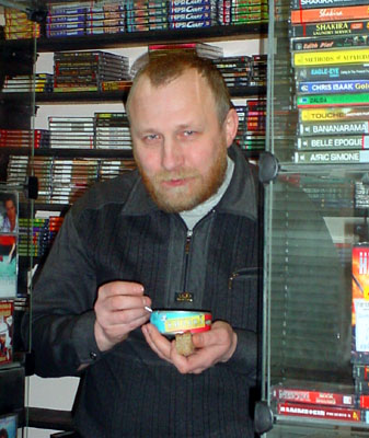Колюшка Федотов, бывший крутой электрик - дежурный по городу, сейчас торгует аудио-видео продукцией в магазине Вятка